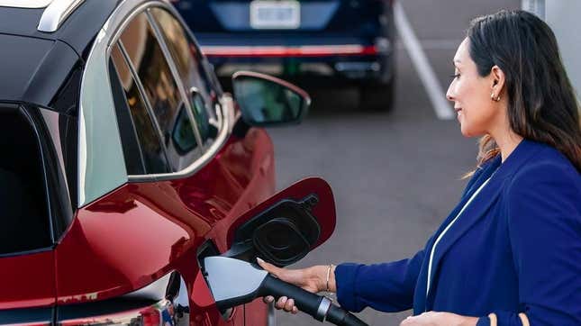 Afbeelding voor artikel met de titel Volkswagen, Audi, Porsche en Scout engageren zich eindelijk voor NACS EV Charger voor 2025